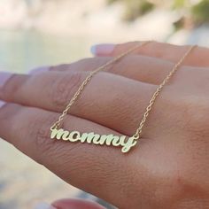 💖 "Mommy" Charm Necklace - A Shining Tribute to Motherhood 💖 Celebrate motherhood in style with this elegant "Mommy" charm necklace, handcrafted in high-quality sterling silver. This delicate yet meaningful piece is perfect for everyday wear, offering a sweet and timeless reminder of the love between a mother and her children. 💕 Whether for yourself or as a thoughtful gift, this necklace is sure to make any mom feel cherished. 🌸 Why It's the Perfect Gift: Looking for a gift that speaks straight to the heart? 🎁 This necklace is the ideal gift for Mother's Day, baby showers, birthdays, or just to show appreciation for the wonderful mom in your life. 🌷 A timeless design that celebrates the beauty of motherhood, making every mom feel special. ⚙️ Details: Material: Sterling Silver Availab Mommy Necklace Diamond, Mommy Necklace Short, Mommy Necklace Custom, Momma Necklaces, Jewelry For Moms, Necklace Minimalist Jewelry, Mommy Necklace, Rose Gold Chain, Necklace Minimalist