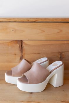 sienne platform heel – mode Chic Clogs With 4-inch Block Heel, Beige Platform Slip-on Slippers, Chic Platform Loafers With Padded Heel, Spring Clogs With 4-inch Wedge Heel, Chic Spring Clogs With 4-inch Heel, Cream Chunky Platform Heels For Spring, Beige Platform Heels With Round Toe, Chic Slip-on Platform Mules, Chic Platform Loafers With Stacked Heel