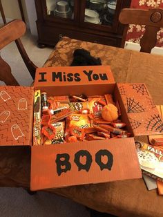 Spooktacular ideas Halloween that are sure to dazzle any college kid! Fun, spooky, and thoughtful ways to decorate a care package for a student. Halloween Care Package Ideas, Halloween Care Packages, Halloween Gift Baskets, Boyfriend Gift Basket, Anniversaire Diy, Halloween Baskets, Package Ideas, College Student Gifts