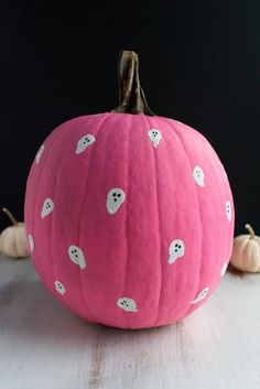 Pumpkin painted pink with ghosts drawings on it Diy Pumpkins Painting, Cute Painted Pumpkin Ideas, Pumpkin Painting Party, Halloween Pumpkin Crafts, Creative Pumpkin Painting, Cute Pumpkin Carving, Creative Pumpkin Decorating, Halloween Pumpkin Carving Stencils, Pumpkin Carving Designs