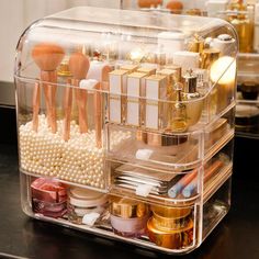 Organize your makeup and skincare products in this beautiful organizer! Don't need to worry about not finding anything anymore! Rak Make Up, Makeup Caddy, Bling Makeup, Cosmetic Organiser, Crystal Makeup, Makeup Brush Storage, Beauty Organization, Make Up Organiser, Skincare Organization