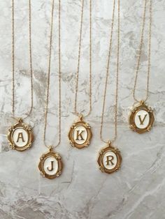 Elizabeth Aesthetic, Initial Necklace Gold Letters, Initial Tag Necklace, Jewelry Letter, Gold Initial Necklace, Name Necklace Gold, Diamond Bar Necklace, Gold Letter Necklace, Daughter Jewelry