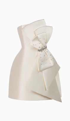 Strapless Bow Mini DressElevate your style and embrace your inner princess with our Strapless Bow Mini Dress. This stunning dress is designed to make you feel like royalty, featuring a playful oversized bow that cascades down the front, exuding a charming fairy tale vibe.The strapless neckline of this dress is designed to flatter your décolletage, adding an elegant touch to your overall look. The ivory color adds a touch of sophistication and grace, making it the perfect choice for any special o Bow Mini Dress, Hot Prom Dress, Satin Homecoming Dress, Taffeta Fabric, Looks Party, Strapless Neckline, Black Prom Dresses, Prom Dresses Lace, Prom Dresses Blue