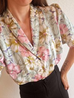 Vintage colourful floral blouse - Label: Felicia - TAG SIZE: 52 - Fabric information: 100% polyester. Estimated to fit L-XL-2XL-3XL based on your desired fit. Measurements (laying flat): - Length: 21.3" (54 cm) - Armpit to armpit: 22.8" (58 cm) Good vintage condition! Feminine Floral Print Short Sleeve Top, Feminine Short Sleeve Floral Print Top, Multicolor Floral Print Hawaiian Shirt For Summer, Spring Multicolor Printed Hawaiian Shirt, Multicolor Printed Hawaiian Shirt For Spring, Patterned Short Sleeve Summer Blouse, Patterned Short Sleeve Blouse For Spring, Short Sleeve Patterned Blouse For Spring, Green Floral Print Short Sleeve Hawaiian Shirt