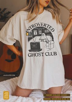 Introverted Ghost Club - Retro Halloween themed Comfort Colors Unisex T-shirt Design by jojoyu. This item is made to order. If you want an oversized fit please size up one or two sizes! for reference, the model in the first photo is usually a medium but wearing XL for an oversized fit. Please note that the colors on the actual shirt might slightly differ from the photos. This is due to different color display on different devices, monitors, as well as the colors of an image may be affected by di Ghost Tshirt, Ghost Funny, Halloween Shirt Design, Plus Size Halloween Costume, Halloween Retro, Watching Movies, Introverted, Movie Shirts, Halloween Tees