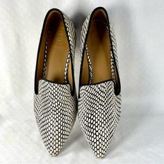 Tory Burch Snake Skin Pointed Toe Loafers Size 8 Slight Wear On Toes. See Photos. Otherwise, Excellent Condition. Questions? Leave A Comment Below! Classic White Pointed Toe Flats, White Flats With Leather Sole For Work, Chic White Flats With Leather Sole, White Leather Sole Flats For Workwear, Chic White Flats For Office, Chic White Almond Toe Flats, Formal White Pointed Toe Flats, White Textured Sole Loafers For Work, White Formal Flats With Removable Insole