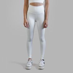 Le legging blanc est parfait pour l'entraînement, conçu pour offrir un confort supérieur. Functional White Activewear For Pilates, White Stretch Activewear For Training, Functional White Activewear For Workout, Functional Stretch White Yoga Pants, White High Stretch Functional Leggings, High Stretch Functional White Leggings, White Fitted Activewear For Gym, Fitted White Activewear For Gym, Functional White Moisture-wicking Activewear