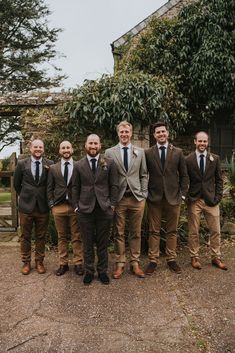 Groomsmen in different shades of brown trousers and jackets standing together with brown shoes and rose buttonholes Mismatched Groomsmen Attire, Country Wedding Outfit, Vintage Groomsmen, Mismatched Groomsmen, Brown Groomsmen, Groom And Groomsmen Outfits, Wedding Party Groomsmen, Different Shades Of Brown, Groomsmen Looks