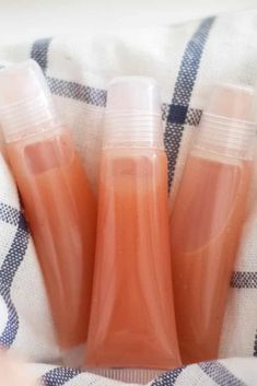 DIY Lip Gloss Lipgloss Recipe, Lip Gloss At Home, Vegan Lip Balm Recipe, Our Oily House, Make Lip Gloss, Lip Gloss Recipe, Gloss Diy, Diy Lip Balm Recipes, Lip Gloss Containers