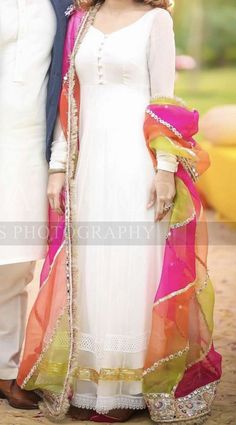 White Suit With Pakistani Dupatta, White Suit Designs Party Wear, Stylish Dupatta Designs, Mehndi Dresses Designs, Pakistani Party Wear Dresses, Mehndi Dresses, Pakistani Fashion Party Wear