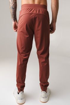 Our Navigator Jogger is designed to perform outdoors and on the go. This versatile jogger is a relaxed fit which offers functionality and comfort while also providing a sporty look to add to your wardrobe. Sporty Look, Getting Cozy, Slim Legs, Free Bag, The Go, Soft Fabrics, Cinnamon, Everyday Wear, Relaxed Fit