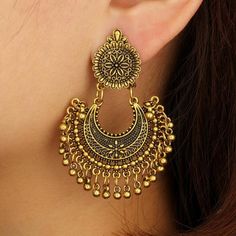 These Antique Gold Earrings Has The Perfect Vintage Look For Your Night Out Bell Earrings, Antique Gold Earrings, Indo Western Dress, Western Dress, Bollywood Jewelry, Indian Earrings, Styl Boho, Indo Western, Fashion Jewelry Earrings