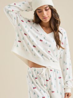 Relax in style with our plush lounge set featuring a festive Christmas tree pattern. Perfect for holiday gatherings or cozy nights in. Cute Christmas Pajamas, Pajamas Aesthetic, Holiday Pjs, Family Christmas Party, Cute Pajama Sets, Christmas Pjs, Holiday Pajamas, Christmas Tree Pattern, Cute Pajamas