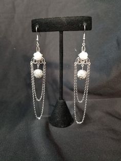 Beautiful Pearl and chain earrings. Perfect for every special occasion. Jewelry Pearl Earrings, Earrings Chain, Diy Jewelry Projects, Earrings Classic, Pearl Jewelry Wedding, Jewelry Pearl, Earrings Pearl, Earrings Wedding, Design Jewelry