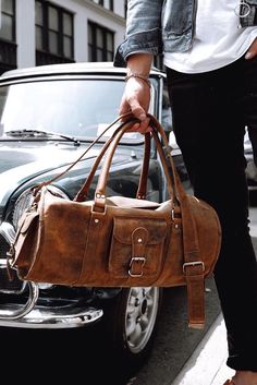 Our leather barrel gym bag is a really versatile bag - from the gym to weekend aways. This leather bag for men can do it all. Bring this practical leather barrel bag into your life today. #leatherbag #leathergoods #handmadeleather #leathercraft #mensstyle #mensfashion Casual Purse