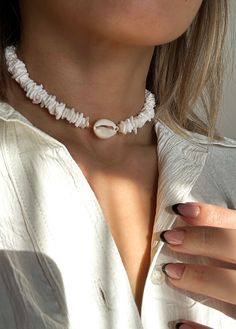 Cowrie Shell Choker Necklaceshell Beach Necklace boho Shell - Etsy Beach Necklace Boho, Cowrie Shell Jewelry, Surf Jewelry, Necklace Shell, Puka Shell Necklace, Necklace Outfit, Shell Choker, Beach Necklace, Beach Necklaces