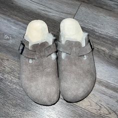 Nwot, Never Worn, Just Tried On (Wrong Size) Size 40 Shearling Clogs With Leather Footbed And Round Toe, Winter Clogs With Suede Lining And Round Toe, Winter Slip-on Clogs With Leather Footbed, Winter Suede Lined Round Toe Clogs, Winter Leather Footbed Slip-on Clogs, Winter Shearling Clogs With Cushioned Footbed, Winter Shearling Slip-on Mules, Winter Slip-on Clogs With Faux Fur Lining, Winter Suede Clogs With Round Toe