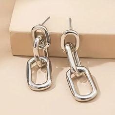 The Chunky Link Style Earrings In Silver Plate Offer A Bold, Modern Twist On Classic Elegance. These Statement Earrings Feature Oversized, Interlocking Links, Plated In Sleek, Polished Silver For A Luxurious, High-Shine Finish. Their Chunky Design Adds A Contemporary Edge, Perfect For Making A Fashion-Forward Statement. Despite Their Substantial Look, They Are Designed To Be Lightweight And Comfortable For All-Day Wear. Versatile And Eye-Catching, These Earrings Are Perfect For Elevating Both Ca Modern Jewellery Design, Stil Elegant, Alloy Earrings, Link Earrings, Chain Design, Watches Women Fashion, Trendy Gift, Chain Earrings, Elegant Earrings