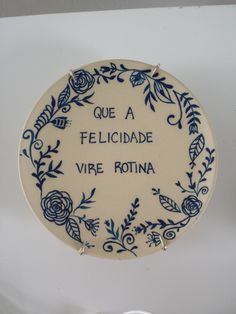 a ceramic plaque that reads que a felicidade vire rotina on it