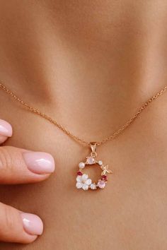 La collana di fiori primaverili risveglia la primavera in noi! Lucido ed elegante allo stesso tempo, dona un look da sogno. Rug Diy, Dainty Style, Necklace Rose Gold, Necklace Rose, Diy Rug, Spring Flower, Pearl Flower, Beautiful Rose, Rose Gold Necklace