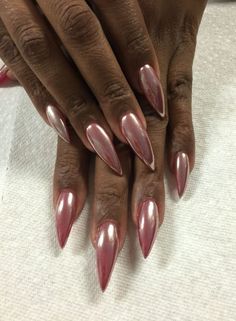 In recent years, chrome nails have become a popular trend, and their eye-catching allure has captured the hearts of many nail enthusiasts. The sleek and reflective surface of chrome nails creates a st #elegant #nails Chrome Nails Dark, Nails Dark Skin, Metallic Nail Colors, Chrome Nail Colors, Dark Pink Nails, Pink Chrome Nails, Nails Dark, Chrome Nail Art, Chrome Nails Designs