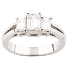 three stone diamond ring in 18k white gold with baguett cut diamonds on each side