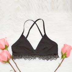 The perfect spring accessory! Learn to make this lace trim bralette with this easy tutorial. Diy Lace Trim, Diy Bra, Sewing Lingerie, Lingerie Inspiration, Cute Bras, Creation Couture, Diy Couture