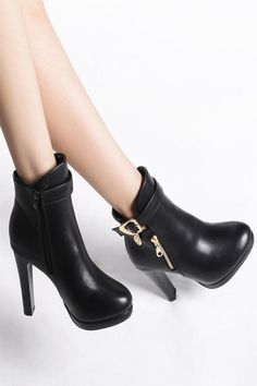 Want to find a fashionable, beautiful, and elegant pair of boots that will match your outfit? Then look no further because the black, round-toe ankle boots with high heels and gold buckle are exactly what you're looking for. The material is made of faux leather and there is a zipper at the side for easy on and off. The heel height is 4 inches, which can make you walk comfortably in any place. The color is black but it has gold details on it that make it pop in any outfit. Our black ankle boots a Curvy Swim, Short Ankle Boots, Party Kleidung, Mini Robes, Maxi Robes, Sparkly Dress, Martin Boots, Black High Heels, High Heels Stilettos