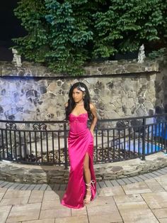 Fushia Makeup, Prom Makeup Pink, Black Girls Prom Dresses, Satin Sleeves, Prom Dress Mermaid, Chic Prom Dresses, Prom Dress Inspo, Sparkly Prom Dresses, Gorgeous Prom Dresses