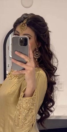 Pakistani Wedding Hairstyles, Pakistani Bridal Hairstyles, Mehndi Hairstyles, Hair Style On Saree, Engagement Hairstyles, Traditional Hairstyle, Pani Puri, Guest Hair, Desi Bride