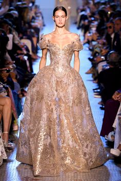 Elie Saab Couture Fall 2023 Elie Saab Ball Gown, High Fashion Dresses Couture, High Couture Dresses, Gold Ball Dress, Gold Couture Gown, Ball Gown Couture, Premiere Looks, Royalty Dresses, Elie Saab Wedding Dress