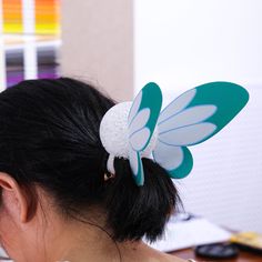 Find More Treasures➡️https://animepixelprint.etsy.com ✨ Channel the magic of The Legend of Zelda with the Navi Glowing Scrunchy, a must-have accessory for fans of the iconic series. This whimsical scrunchy features translucent wings and a glowing orb, perfect for cosplay, festivals, or daily wear 🌟. Whether you're out in the sun or lighting up the night, this hairband adds a touch of fantasy to any occasion. ️ Inspired by Navi, Link's glowing fairy companion, with delicate wings and LED orb 🌙 Day-to-night accessory that glows beautifully in darkness, making you stand out 😊 Elastic hairband ensures a comfortable fit for all head sizes 🎉 Perfect for cosplay, parties, festivals, or adding a magical touch to your daily style 💡 Lightweight and easy to wear for extended periods, with adjust Bow Of Light Zelda, Glow Stick Headbands, Glow In The Dark Accessories, Zelda Hair, Glow In The Dark Hair Accessories, Navi Zelda Earrings, Glowing Fairy, Glowing Orb, Shark Clip