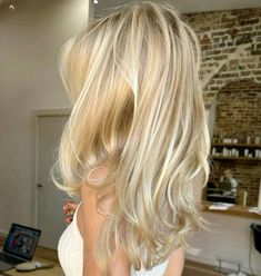 Golden Blonde Hair Extensions, Honey Blonde Haircut, Light Blonde Layered Hair, High Dimension Blonde, Creamy Golden Blonde Hair, Really Blonde Hair, Bright Honey Blonde Hair, Blonde Hair Shoulder Length, California Blonde Hair Sun Kissed