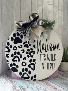 It’s Wild In Here Dog Lover Door Hanger - Willow Love Bug Designs Dog Door Signs House, Its Wild In Here Door Hanger, Cowboys Door Hanger, Pet Door Hangers, Wood And Vinyl Projects, Cute Door Hanger Ideas, Small Door Hangers, Circle Door Hanger Ideas, Cricket Signs Ideas