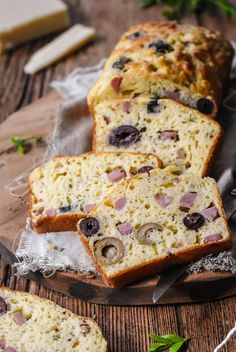 sliced loaf of bread with olives and ham