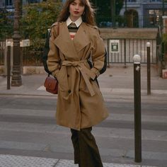 maralafontan Trendy Trench Coat Outfit, Coated Jeans Outfit, Trendy Trench Coat, Trench Coat Outfit Ideas, Coat Outfit Ideas, 20’s Style, Parisian Beauty, Jean Trench Coat, French Street Fashion