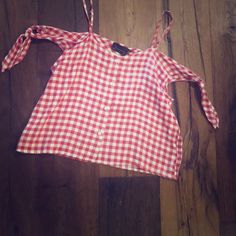 Blouse Nwt Off Shoulder Ties Red White Gingham Sleeveless Gingham Cotton Top, Plaid Tops For Summer Day Out, Plaid Summer Tops For Day Out, Summer Plaid Tops For Day Out, Summer Sleeveless Gingham Blouse, Summer Gingham Cotton Tops, Sleeveless Gingham Blouse For Summer, Spring Plaid Cotton Tops, White Summer Tops For Picnic