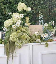 Modern Flower Arrangements Wedding, Engagement Party Ideas Floral, Engagement Flower Arrangements, Mediterranean Floral Arrangements, Green Hydrangeas Wedding, Blue And Green Wedding Florals, Green Hydrangea Arrangements, Green And Blue Flower Arrangements, White And Green Hydrangea Wedding