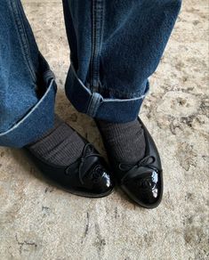 Ballet Flats Outfit, Chanel Flats, Quoi Porter, Sock Outfits, Flats Outfit, Black Ballet Flats, Ballerina Shoes, Mode Inspo, 가을 패션