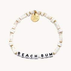 A white beaded bracelet that reads "beach bum. Beach Bracelets Diy, Little Words Project, Acrylic Bracelet, Hanging With Friends, Trending Bracelets, Beach Bracelets, Pink Salt, Glasses Shop, Crystal Beads Bracelet