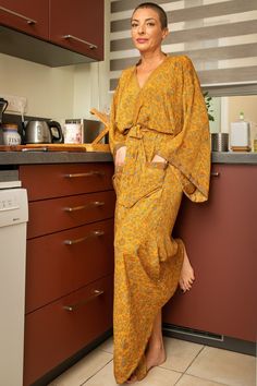 Long Silk Kimono Boho Lounge Dress Dressing Gown Vintage - Etsy Kimono With Belt, Long Silk Kimono, Moda Kimono, Boho Lounge, Kimono Boho, Mode Kimono, Gown Vintage, Bohemian Kimono, Kimono Vintage