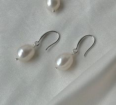 A classic pearl set! made with real freshwater pearls and offered in Sterling Silver and 14k gold filled options. Hypoallergenic, anti tarnish and water resistant to last forever. This jewellery set is the perfect present regardless of the occasion, no matter if you are a bride -to be shopping for her perfect bridal pearls or looking for a Valentines Day Gift, birthday gift, or anniversary gift, this pearls will be loved by all. PRODUCT DETAILS -Earrings: Drop length of 2cm - Oval pearl size of Everyday Pearl Drop Jewelry, Everyday Drop Pearl Jewelry, Elegant Oval Sterling Silver Pearl Necklace, Elegant Handmade Oval Pearl Earrings, Delicate Oval Pearl Drop Jewelry, Oval Pearl Drop Earrings Gift, Oval Pearl Earrings For Gifts, Elegant Teardrop Pearl Necklace For Everyday, Oval Pearl Drop Jewelry As Gift