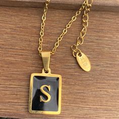 Beautiful And Delicate Square Initial S In 18k Yellow Gold Over Stainless Steel. It Comes With A Chain. Perfect As A Gift Or To Treat Yourself. Water Resistant Stainless Steel Metal Hypoallergenic Does Not Rust Perfect For Daily Use Disclaimer:Product Color May Slightly Vary Due To Photographic Bonito Y Delicada Inicial S En Cuadrado De Oro Amarillo De 18k Sobre Acero Inoxidable. Viene Con Una Cadena. Perfecto Para Regalar O Para Darse Un Capricho. Resistente Al Agua Metal Acero Inoxidable Hipoa Personalized Black Pendant Necklaces, Black Personalized Pendant Necklaces, Personalized Black Stainless Steel Necklaces, Personalized Black Metal Necklaces, Elegant Black Personalized Necklace, Black Personalized Initial Pendant Jewelry, Personalized Black Initial Pendant Jewelry, Elegant Black Necklace For Personalized Gift, Black Initial Pendant Jewelry For Gift