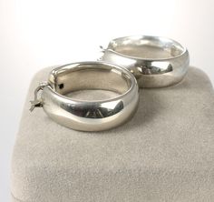 Beautiful and classic sterling silver hoop earrings. They are oval in shape and has a polished finish. Length:     1  1/8 inches Width:       1 inch Weight:     8.8 grams In very good vintage condition. Holes on the bottom are from the electroforming process. Spartanburg Sc, Oval Hoop Earrings, Boho Style Jewelry, Sterling Silver Hoop Earrings, Sterling Silver Hoops, Back Design, Jewelry Earrings Hoops, Silver Hoops, Style Jewelry