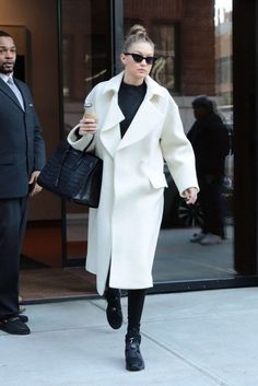 Model Outfit Ideas, Gigi Hadid Hot, Long Coat Outfit, New York January, Apartment In New York, Gigi Hadid Style, Parisian Chic Style, Hadid Style, January 10