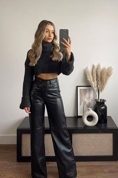 Lederhosen Outfit, Chique Outfits, Pastel Outfit, Outfit Chic, Cold Outfits, Black Leather Pants, Looks Street Style