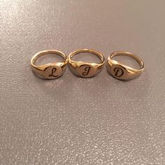 "Pinky ring, Engraved ring, Initial Ring, Personalized Ring Engraved Signet ring with Round Seal- Best quality 18k Gold Plate Engraved 1 letter - Black engraved Diameter: 0.7 mm = 0.27\" Please note in the \"notes to seller\" at checkout. : * state your ring size * letter you want to apper The product will arrive to you packed in gift box and padded envelope to maintain the product Our jewelry are water resistant and comes with 1 year warranty Thank you for your interest. Please check out our ot Flat Engagement Rings, Engraved Rings Personalized, Engraved Signet Ring, Letter Rings, Initial Rings, Jewelry Necklace Simple, Ring Initial, Signet Rings Women, Engagement Rings Couple