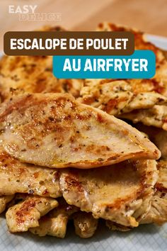 grilled chicken on a plate with the words escalope de poulet au air fryer