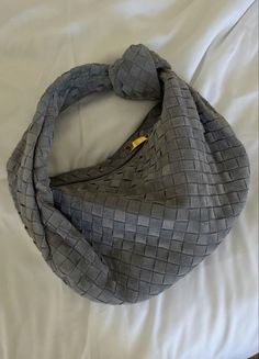 #bag #purses #outfits Bottega Jodie, Bottega Bag, Bottega Veneta Bag, Bag Obsession, Grey Bag, Fancy Bags, Pretty Bags, Cute Bags, Hobo Bag