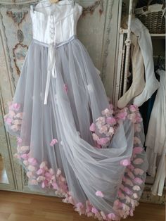 So elf-like & magical. Unusual ladies ball gown Vintage wedding dress Ball gown with enchanting tulle flowers, satin bow and corsage, zipper and lacing to close at the back with a long train. Original condition from the 80s. Size 36/38. Dimensions approx .: length front 70 cm, back 180 cm, bust 41 cm, waist 37 cm, talie 78 cm - everything simply measured. Color gray white with enchanting large delicate flowers in pink, gray and beige with a patina. Age-related good condition with signs of wear - see pictures. Sale without other decoration. A wonderful shabby decoration and still wearable. More treasures online www.brocante-mon-amour.de/en Ball Gowns Vintage, Lace Tulle Wedding Dress, Wedding Dress Ball Gown, Corset And Skirt, Girly Decor, Dress Ball Gown, Tulle Flowers, Pink Bows, Tulle Wedding